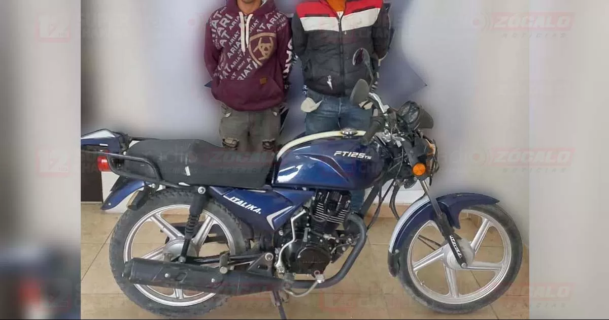 Ambos sujetos fueron detenidos por los policías cuando tenían en su poder una motocicleta con reporte de robo.