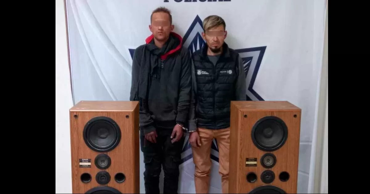 Dos hombres fueron detenidos cuando fueron descubiertos con un par de bocinas de la marca Pioneer que tenían reporte de robo