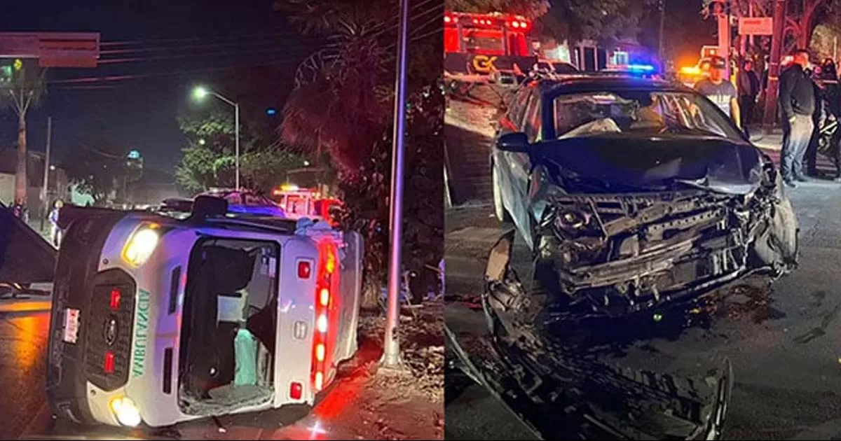 Vuelca ambulancia tras ser chocada en Torreón; una persona resultó lesionada