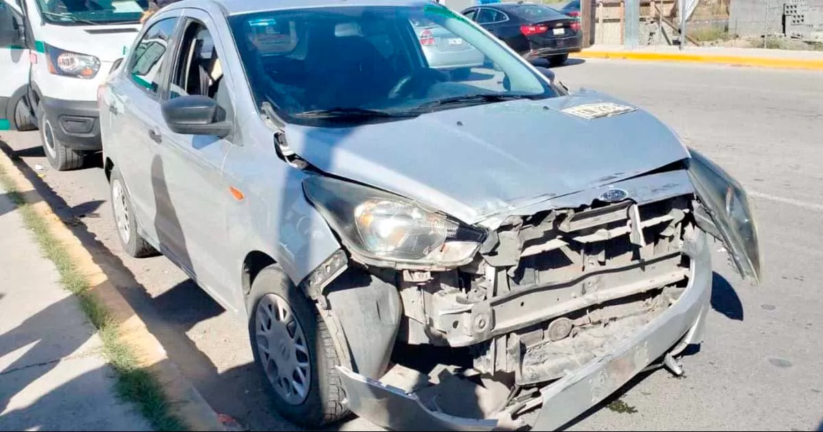 Choca ambulancia contra un vehículo en Acuña