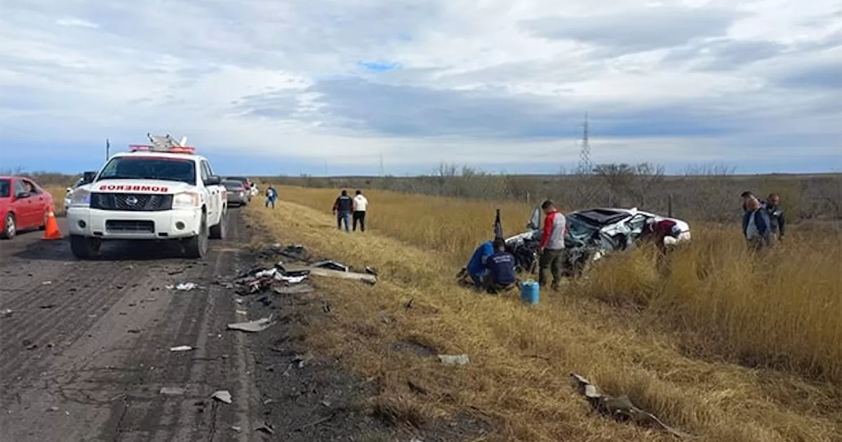 Paramédicos de San Juan de Sabinas llegaron para liberar al conductor que quedó prensado