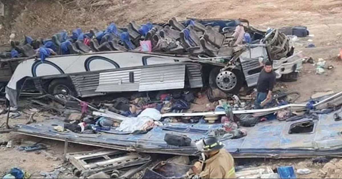 Vuelca camión de pasajeros en Nayarit y deja 11 muertos