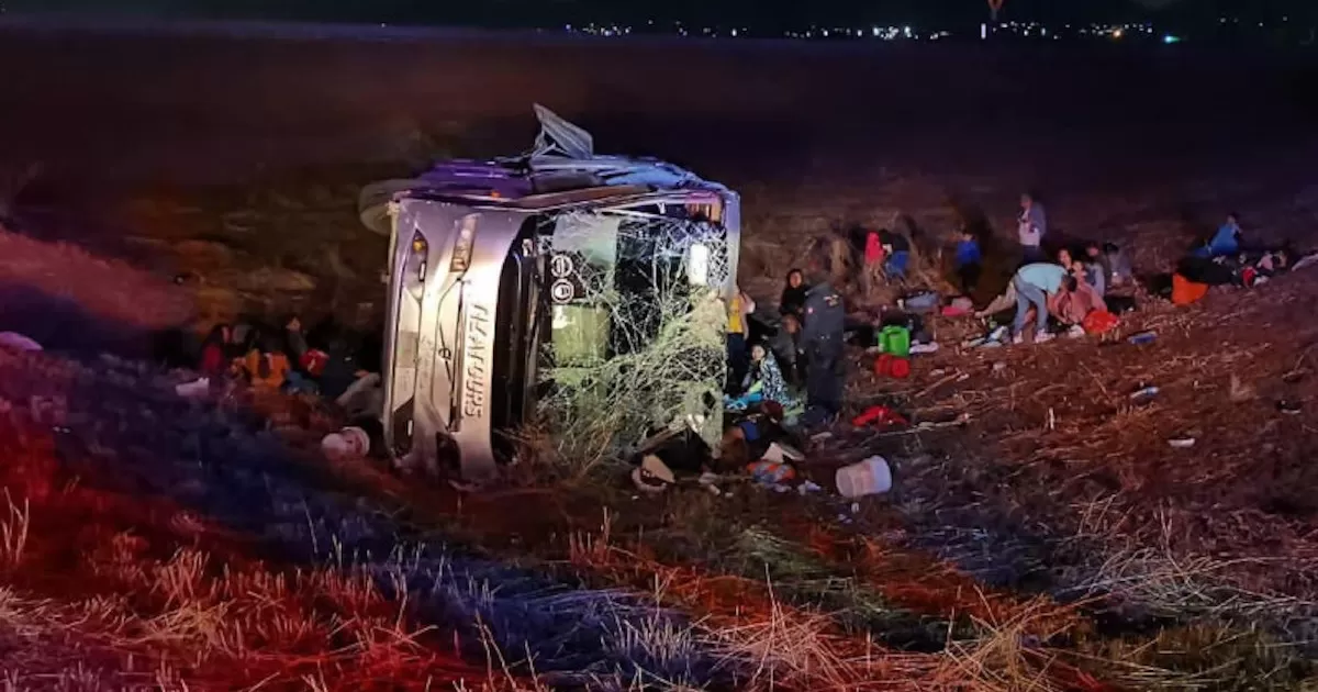 Vuelca camión de pasajeros en Chihuahua; hay 8 muertos y 30 heridos