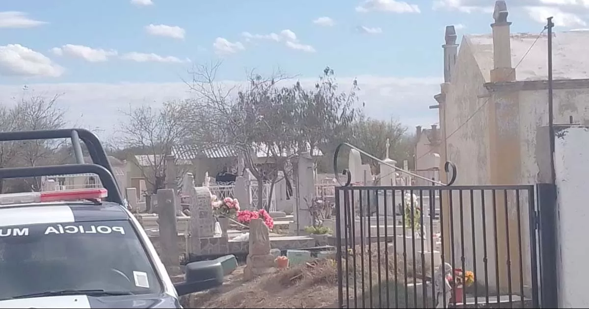 Recibe la muerte sobre una lápida