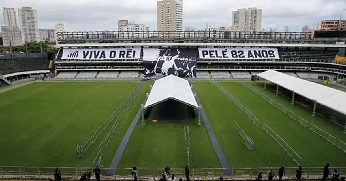Estadio de Santos avanza en los preparativos del velorio de Pelé