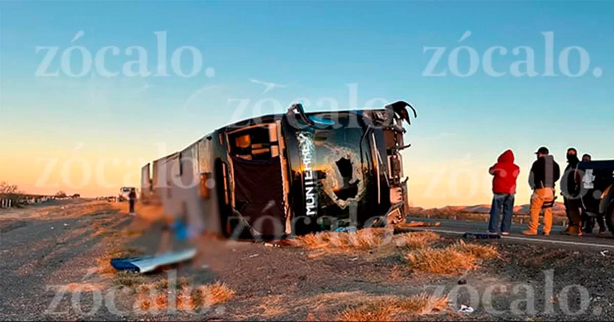 Luego de que los paramédicos valoraran a los 18 involucrados, se informó que cuatro de ellos dos hombres y dos mujeres, perdieron la vida