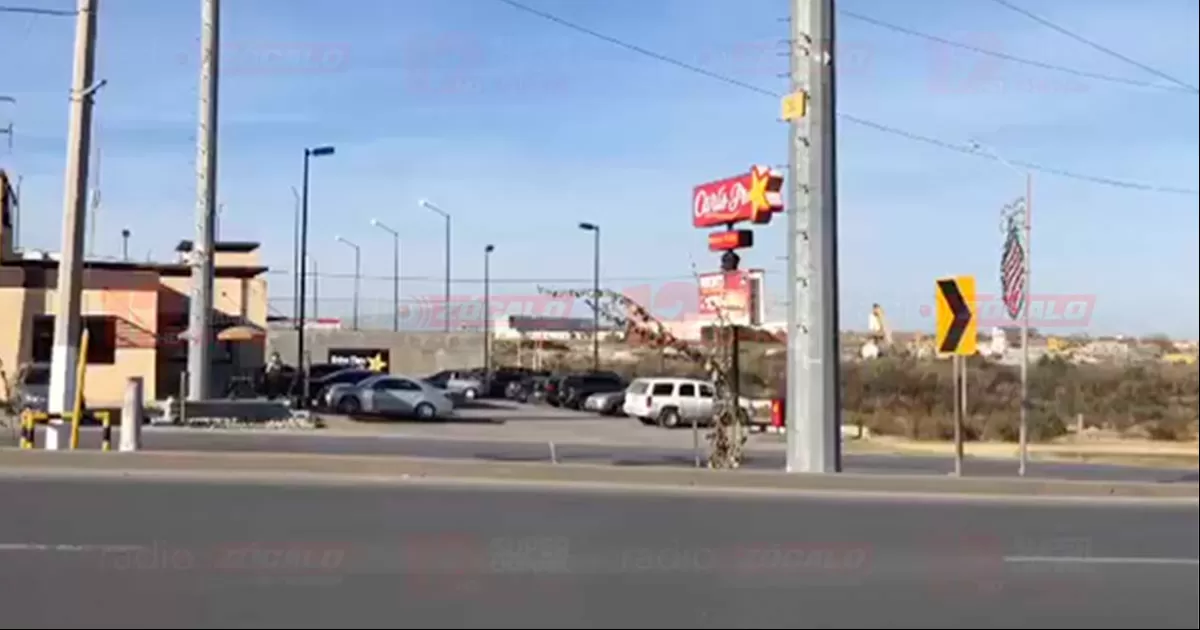 Roban en Carls Jr. y causan daños en el negocio