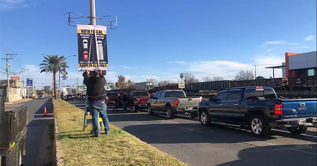 En la labor apoya la Policía municipal para evitar conflictos de quienes se meten o pretenden meterse a la fila