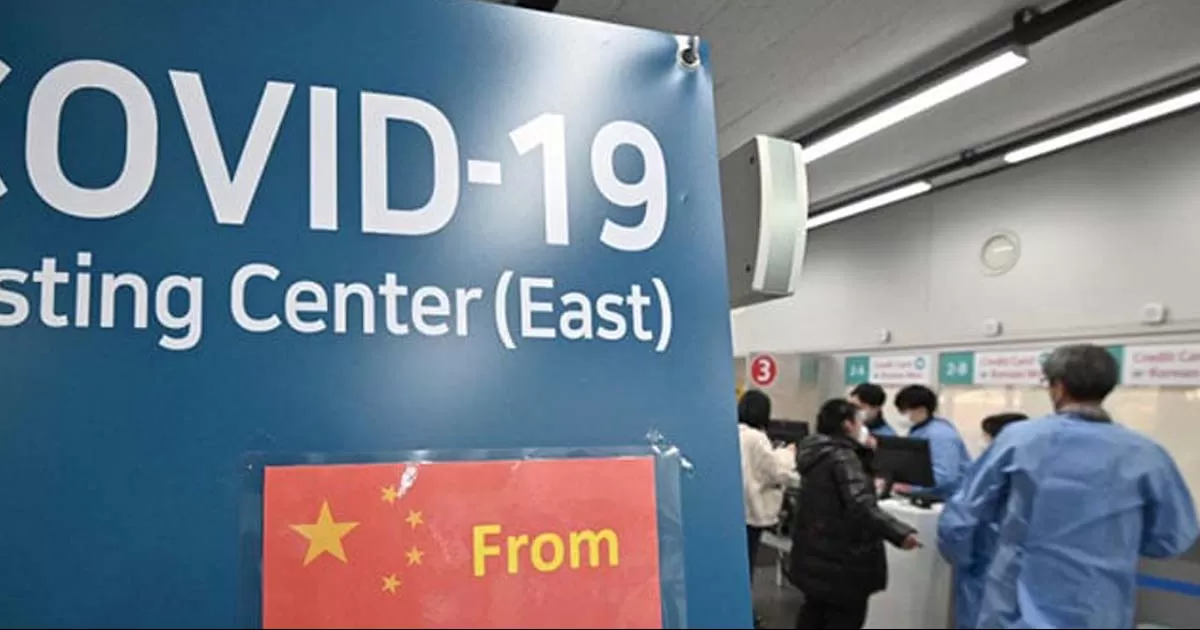 Una docena de países han impuesto test de Covid-19 a los pasajeros procedentes de China en los últimos días.