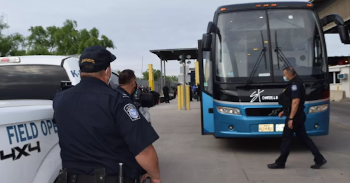 Aumentó al 50% el cruce del transporte turístico en Eagle Pass