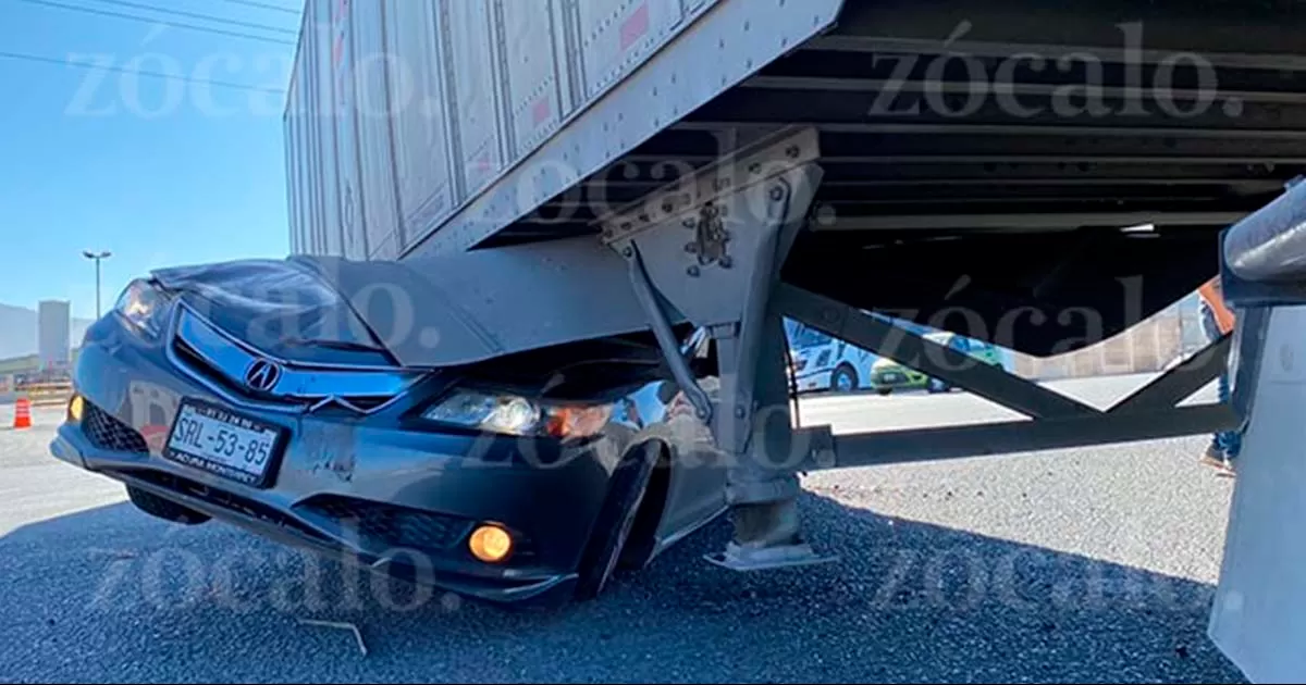 Conductor se salva de morir tras aparatoso accidente en el OFT; su vehículo quedó debajo de tráiler