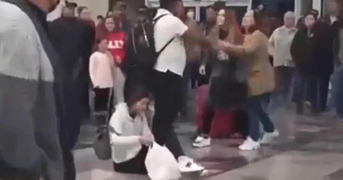 En redes sociales circula un video donde se observa a un hombre llegar al aeropuerto con maletas y mochilas, junto a una mujer, que presuntamente era su amante.