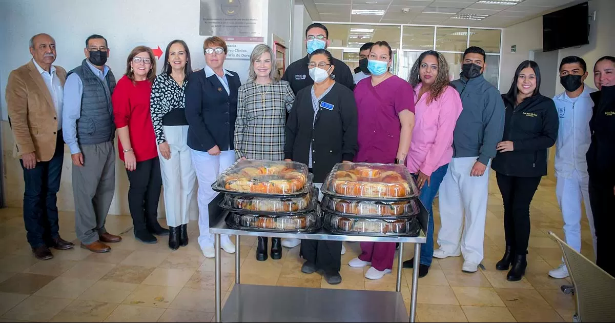 Entrega alcaldesa Roscas de Reyes a personal de salud del ISSSTE