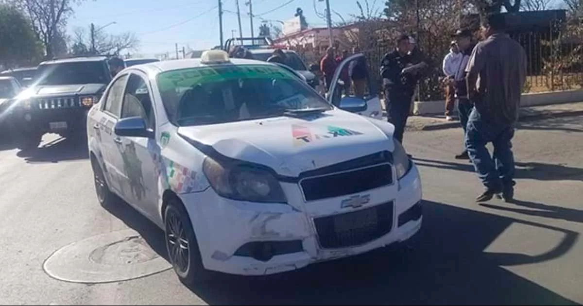 Ambas pasajeras del taxi fueron trasladados a un hospital de la ciudad, debido a que presentaban lesiones