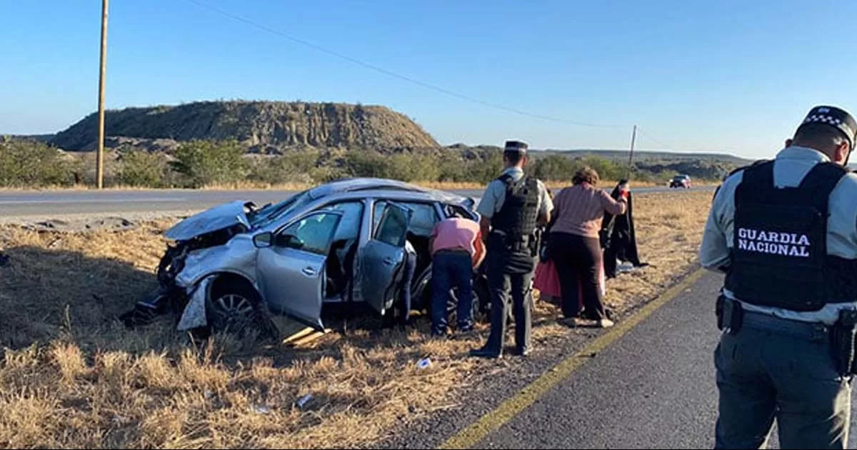 Vuelca texana en carretera 57 en Sabinas