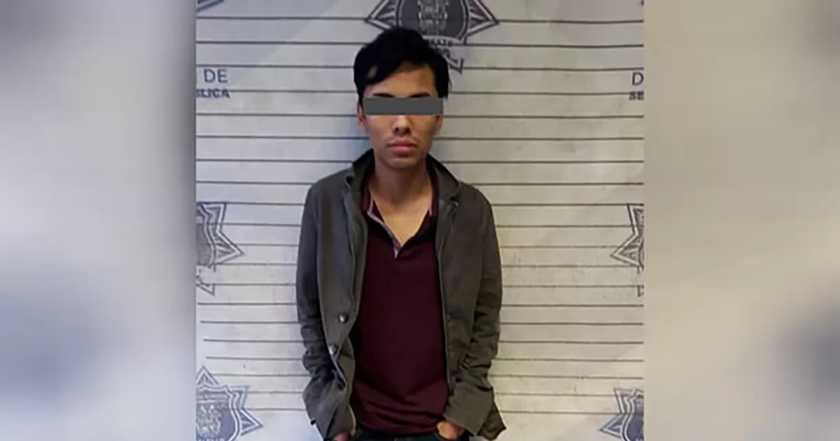 Un joven con arma en mano y blindado con un chaleco táctico antibalas fue detenido en el interior del bar Sayulita, al norte de la ciudad