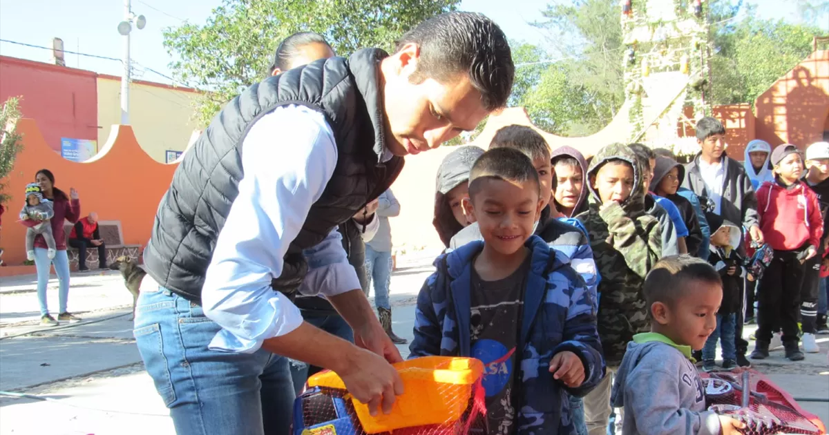 Francisco Martínez lleva regalos a niños de la Comunidad de Cruz del Palmar