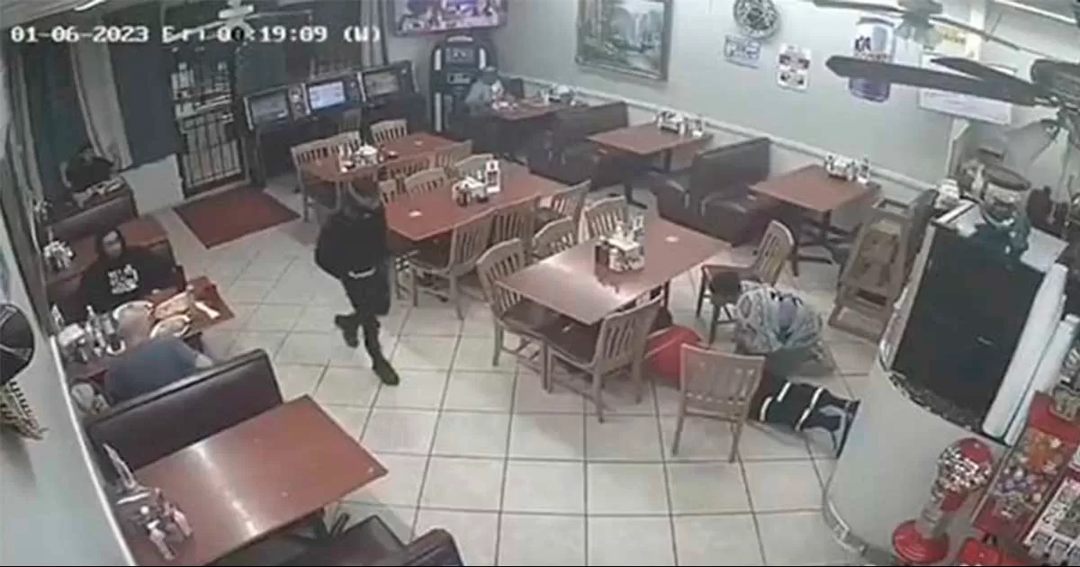 Una vez que el ladrón logró recaudar una cantidad, continuó amenazando a los comensales con el arma de juguete, sin embargo, en su camino a la salida