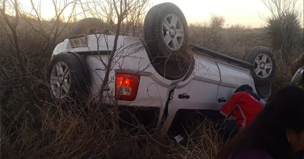 Volcadura deja dos maestras lesionadas en la carretera 57 en Nava