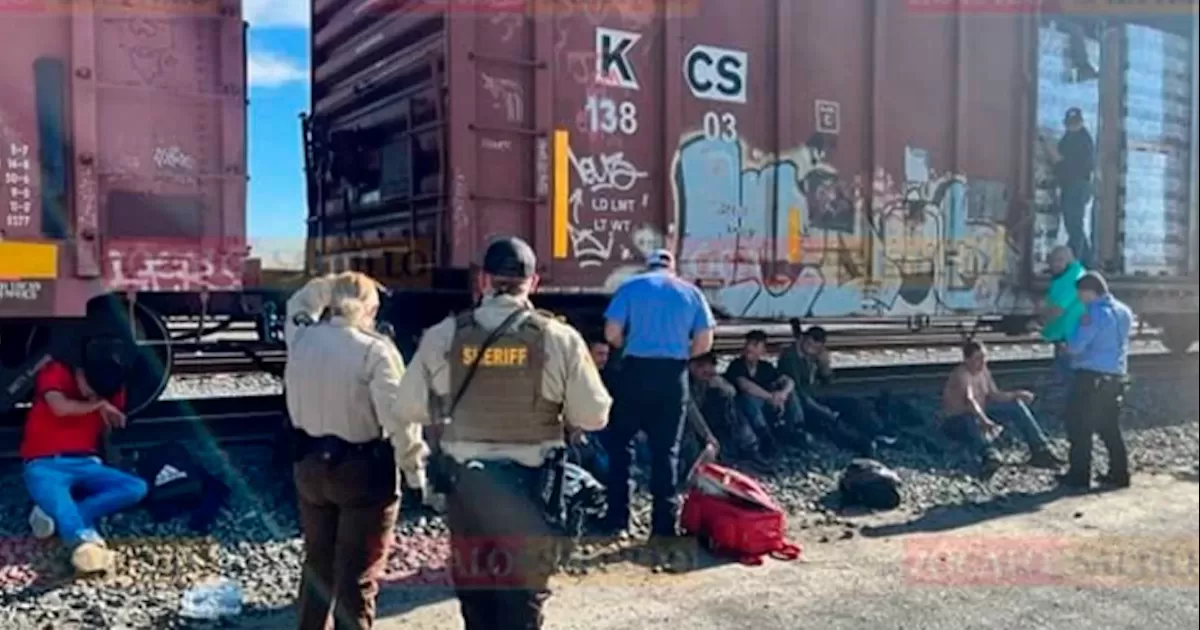 El vagón estaba sellado con candados. Uno de los migrantes usó el celular para llamar al 911