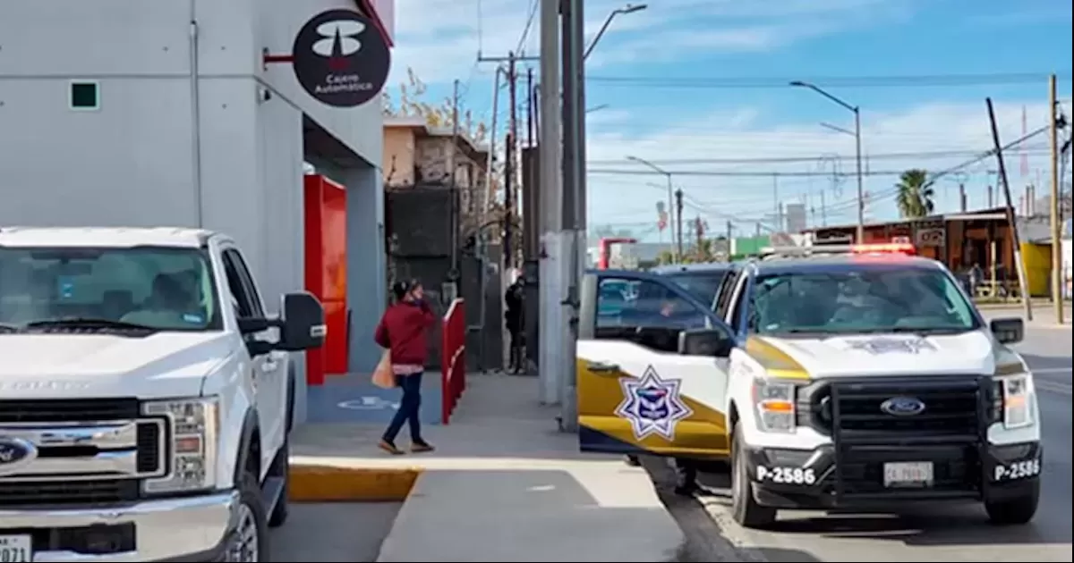 Dos sujetos detenidos por posesión de narcóticos están siendo investigados por su posible participación en el asalto frente a un banco donde le quitaron 619 mil pesos a un cobrador.