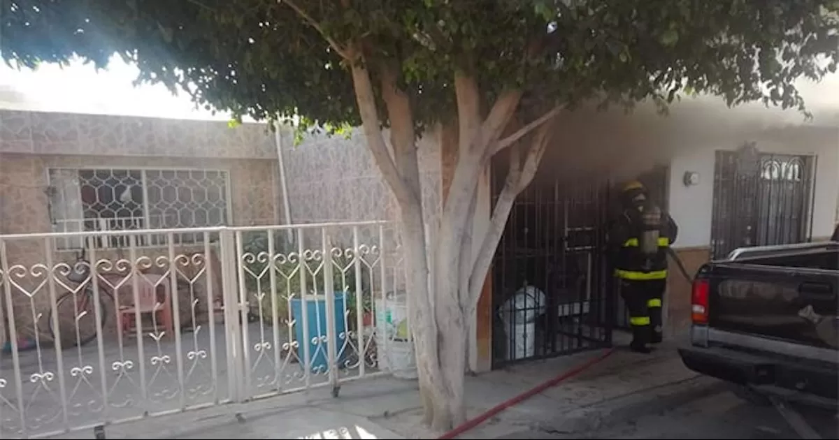 Bomberos salvan a mujer de la tercera edad de morir calcinada en Torreón