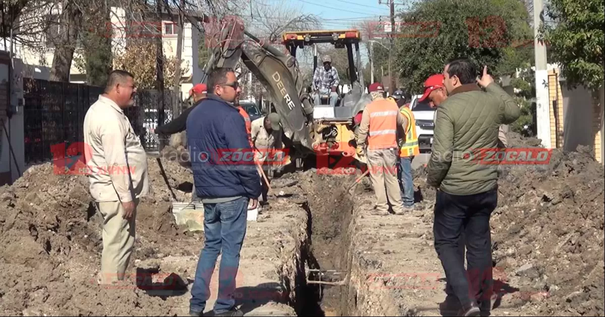 Tras reportes de vecinos, SIMAS detectó un colapso en la red de drenaje sobre la calle Hermosillo.  Se trabaja en sustituir la tubería de 8 pulgadas.