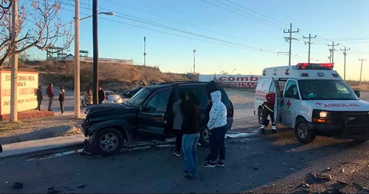 Quedan 2 autos destrozados sobre la carretera a La Presa en Acuña