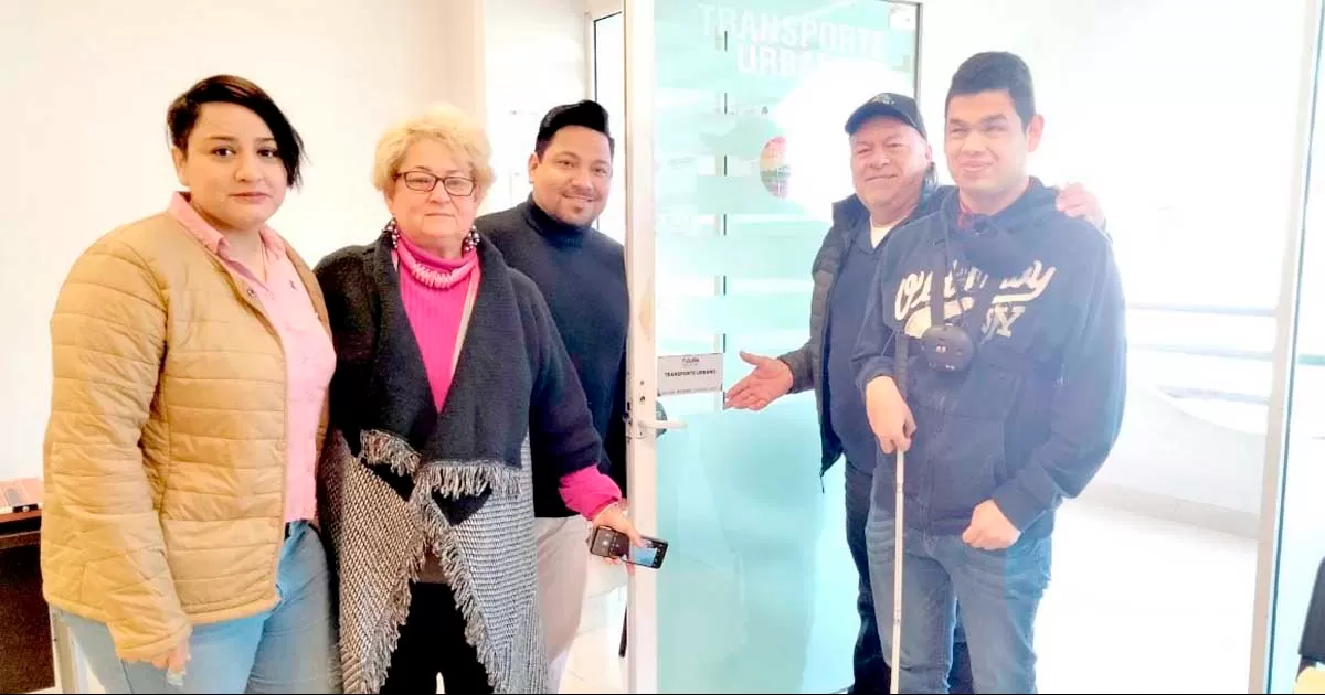 Alumnos del Lector Óptico recorrieron el edificio de la Presidencia municipal para realizar la colocación de varios letreros