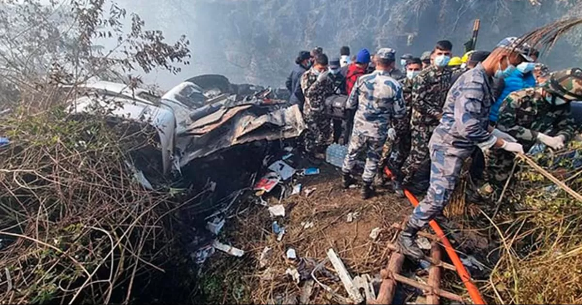 Se estrella avión con 72 pasajeros en Nepal; recuperan 68 cadáveres