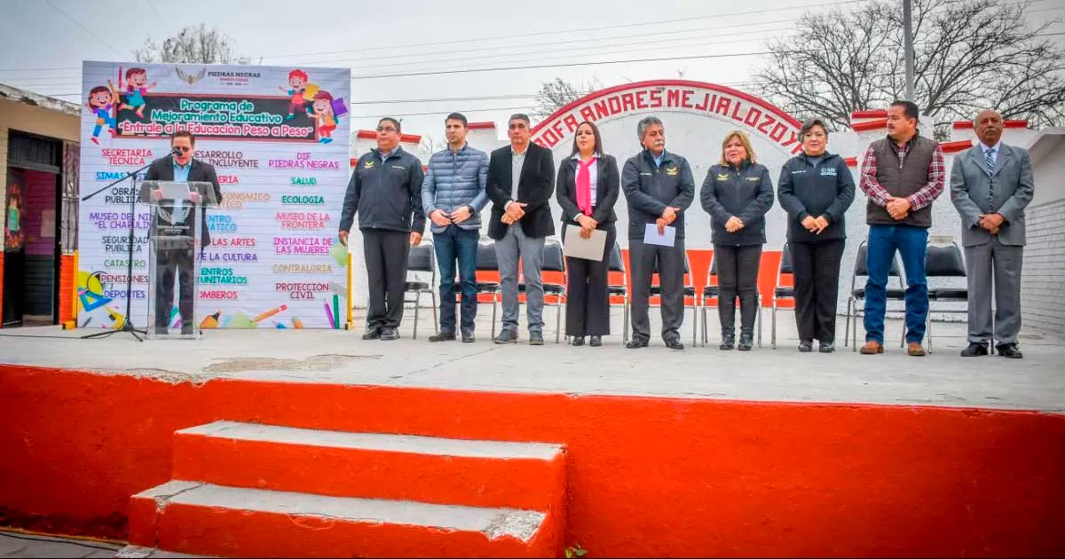 Marca ausentismo de directores de área, saludo a la bandera en primaria Nicolás Bravo