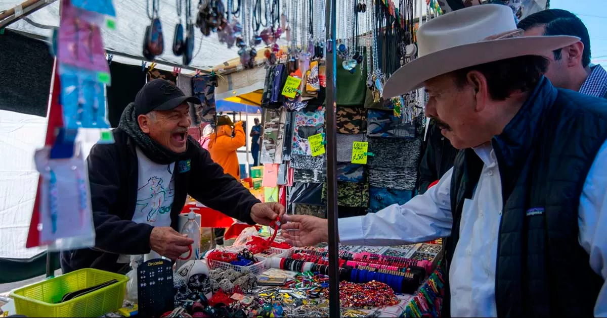 Acompañado de militantes y simpatizantes, el precandidato del Movimiento de Regeneración Nacional saludo con empatía y cercanía a las mujeres y hombres que ahí laboran.