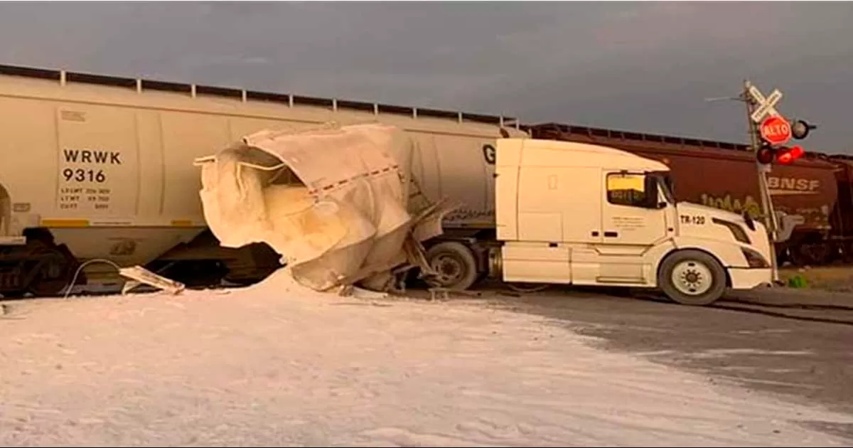 Tren se lleva a tráiler en Gómez Palacio; queda partido por la mitad
