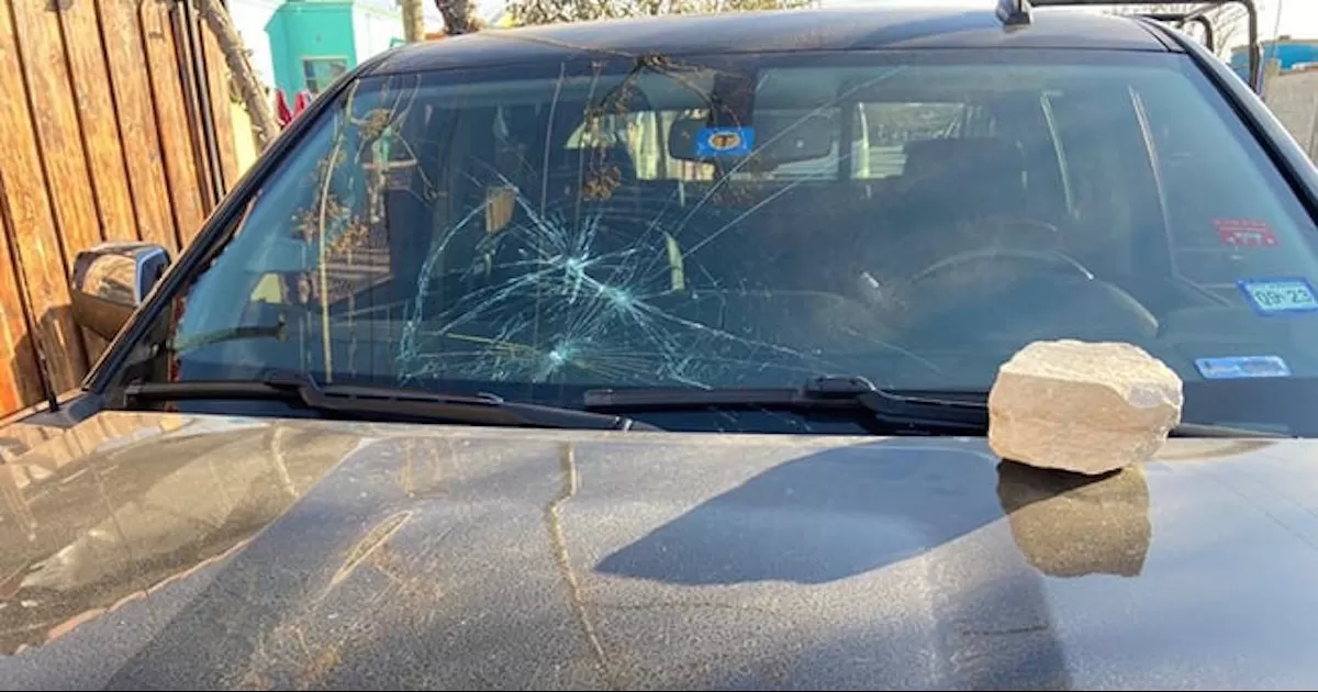 Denuncia a su ex por destrozarle su camioneta en Acuña