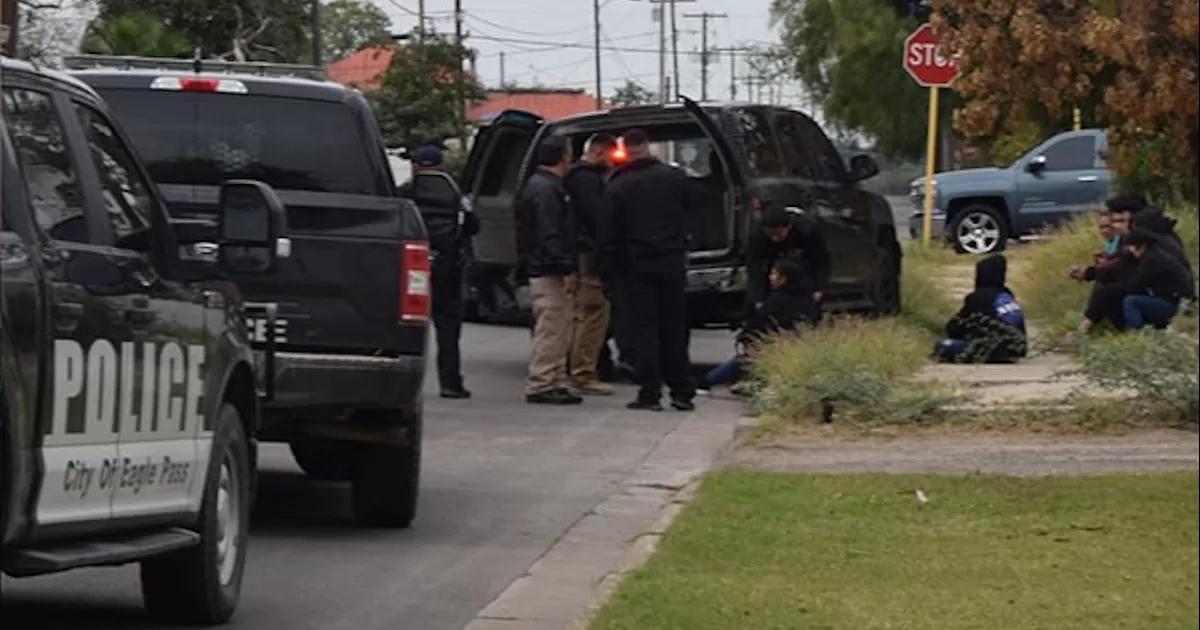 Cae mujer traficante con 11 indocumentados en Eagle Pass