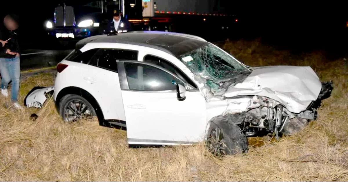 Vuelca y destroza su camioneta en la carretea 57