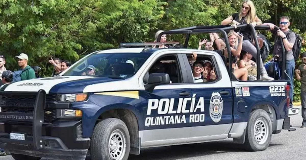 Unidades de Tránsito y patrullas de policía tuvieron que entrar en acción para trasladar a turistas hacia el Aeropuerto Internacional de Cancún