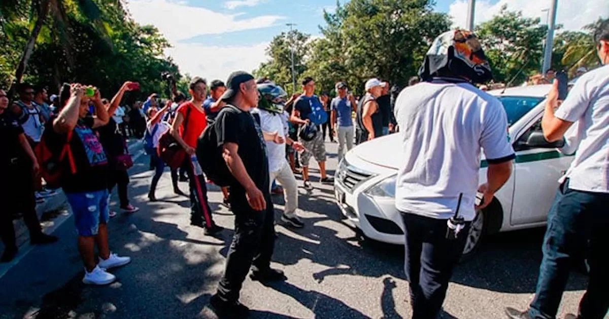 ‘Exageran’ sobre mafia de taxistas en Cancún: AMLO minimiza agresiones contra turistas por conflicto con Uber