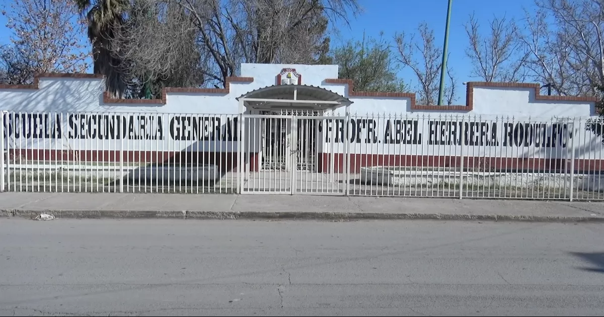 Elementos llevaron al menor a un salón y presuntamente lo golpearon, hecho observado por padres de familia y maestros que estaban en el lugar.