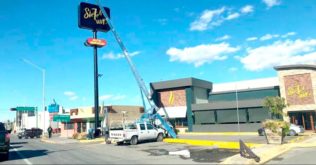 Derriban fuertes vientos 9 árboles y 3 anuncios en Acuña