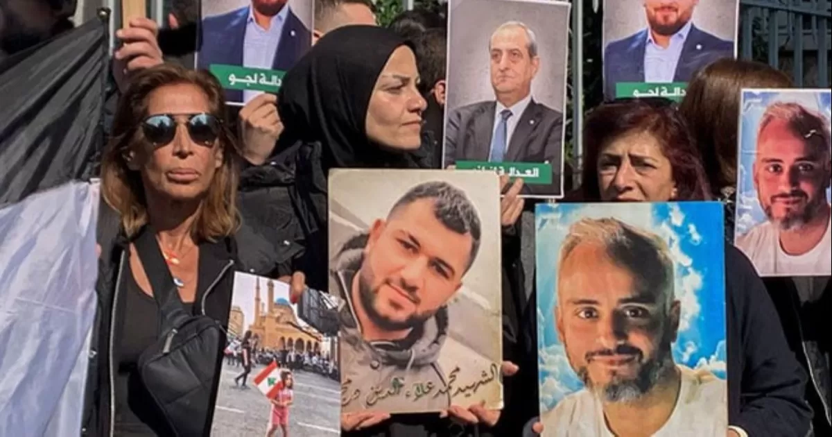 Familiares de víctimas de la explosión de Beirut en 2020 protestan contra la imputación del juez