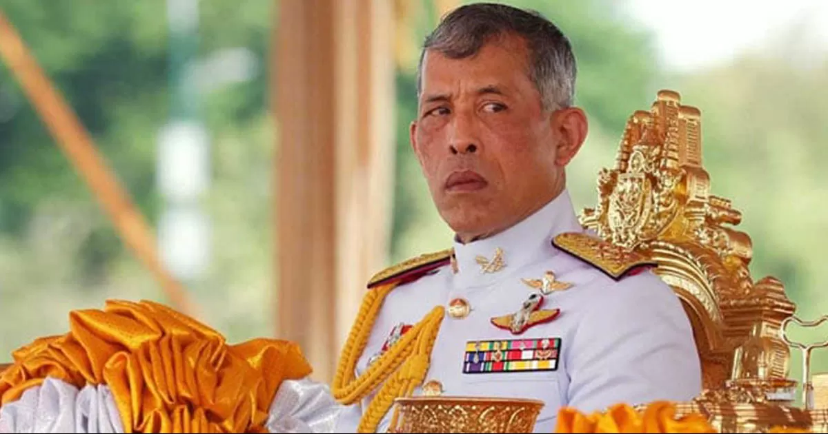 Mongkol Tirakote, de 28 años y que trabaja como vendedor de ropa en internet, fue declarado culpable en dos casos sobre ofensas a la familia real.