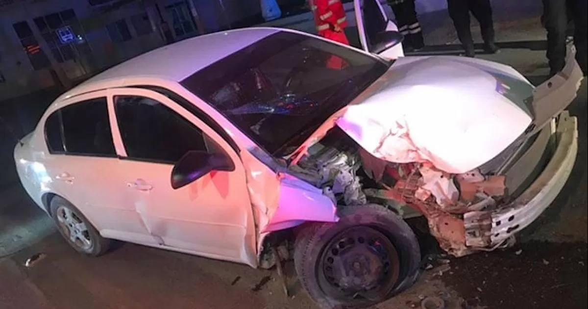 Jovencito choca su auto contra poste en Acuña