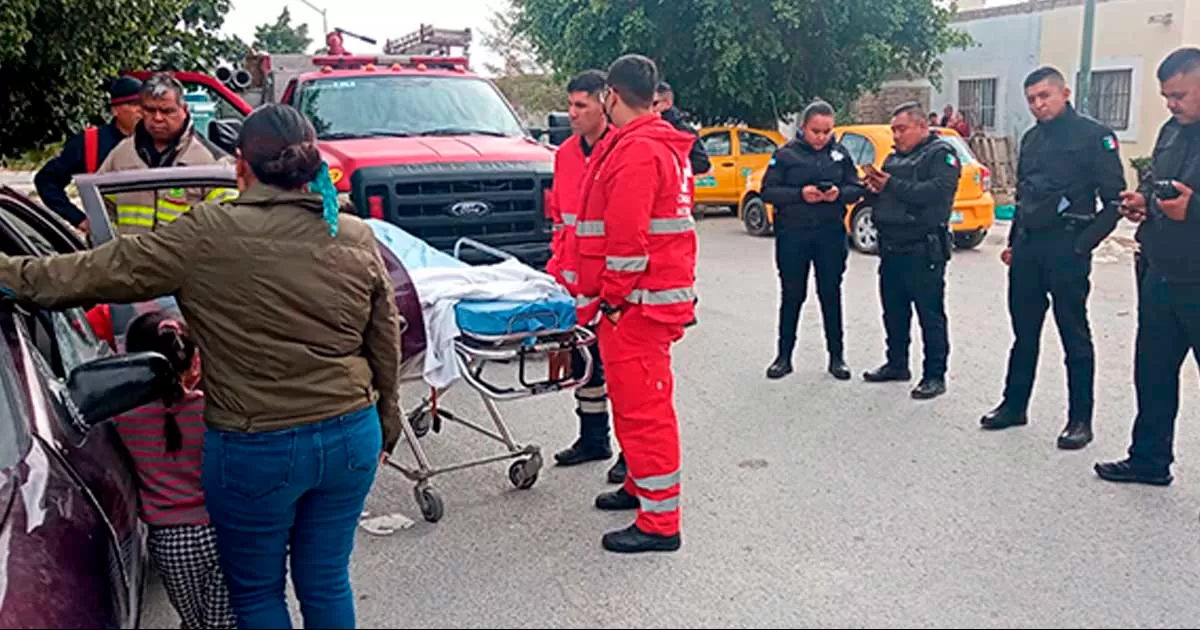 Una llamada al número 911 reportó que había un menor en el interior de la cajuela de un automóvil.