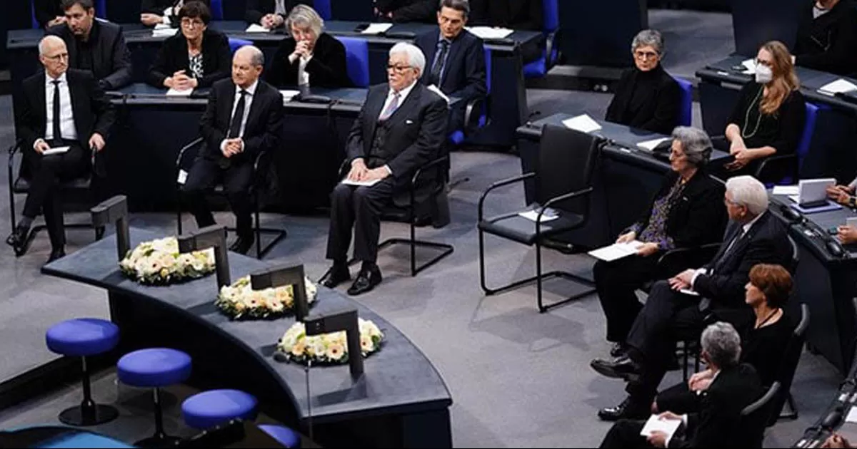 Con un llamamiento a escuchar la historia de todos los grupos perseguidos se recordó el 78 aniversario de la liberación del campo de exterminio de Auschwitz.