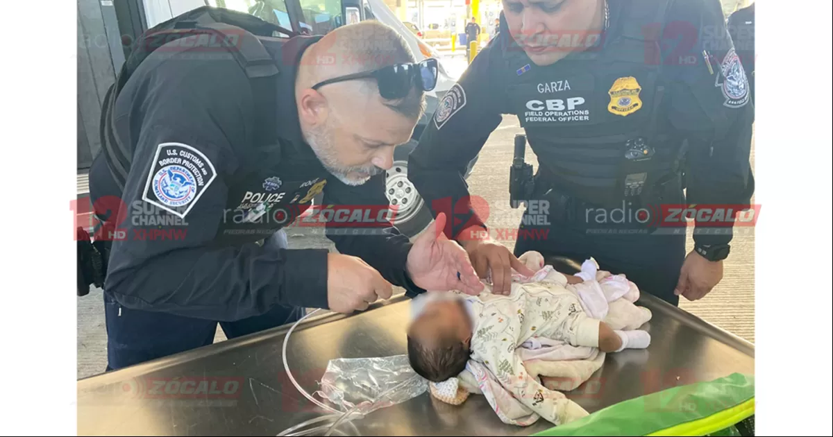 Una mujer que regresaba de México en un taxi se bajó corriendo con su bebé en brazo y solicitó la ayuda de un agente, ya que su bebé había dejado de respirar