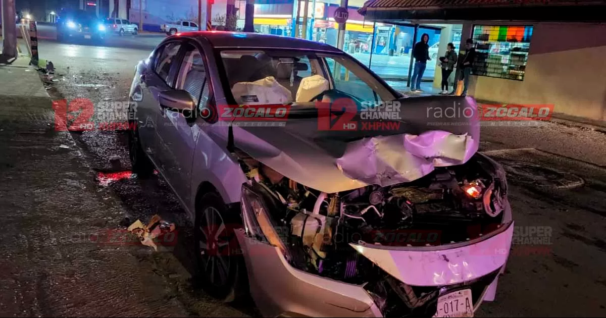 Invade carril y proyecta a auto contra muro en Villa de Fuente