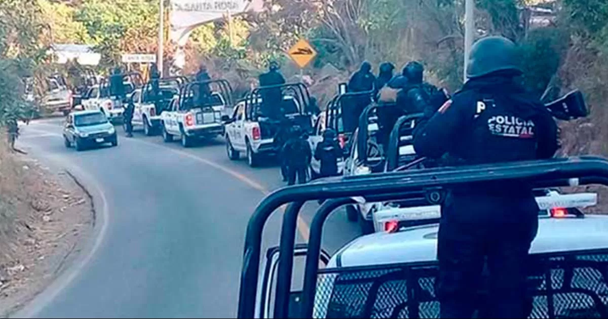 Pobladores retienen a 32 policías tras tiroteo en Guerrero en el que murieron dos agentes y tres civiles