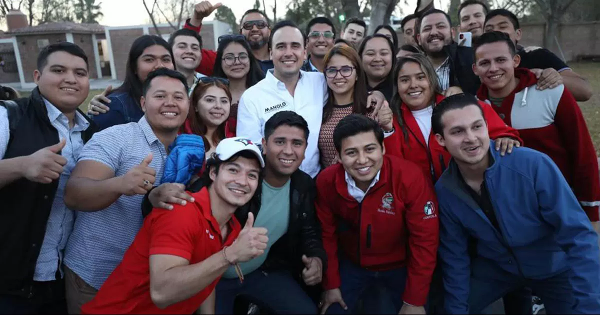 Durante el foro  el precandidato intercambio ideas con los militantes y simpatizantes jóvenes.