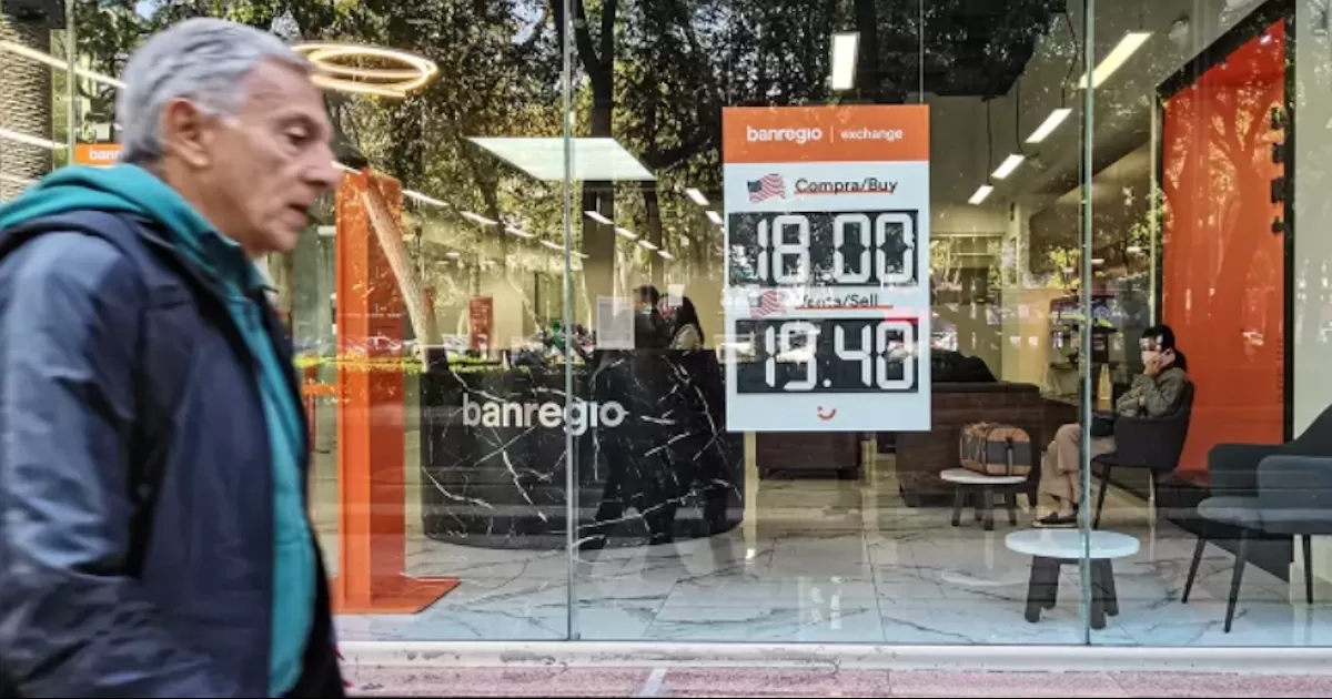 Peso se debilita ante avance global del dólar; BMV cae